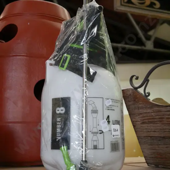 as-new Number 8 4-litre garden sprayer