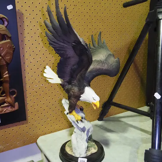 composite eagle figurine H-470
