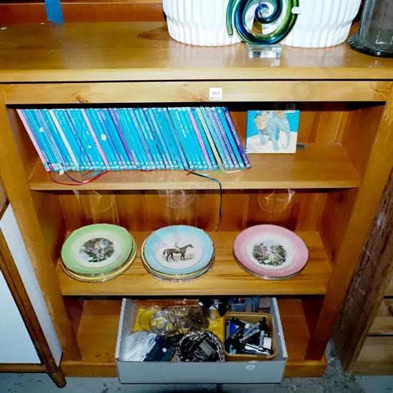 rimu bookcase H-1130 W-940 D-310