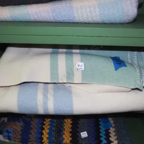 2 woollen blankets