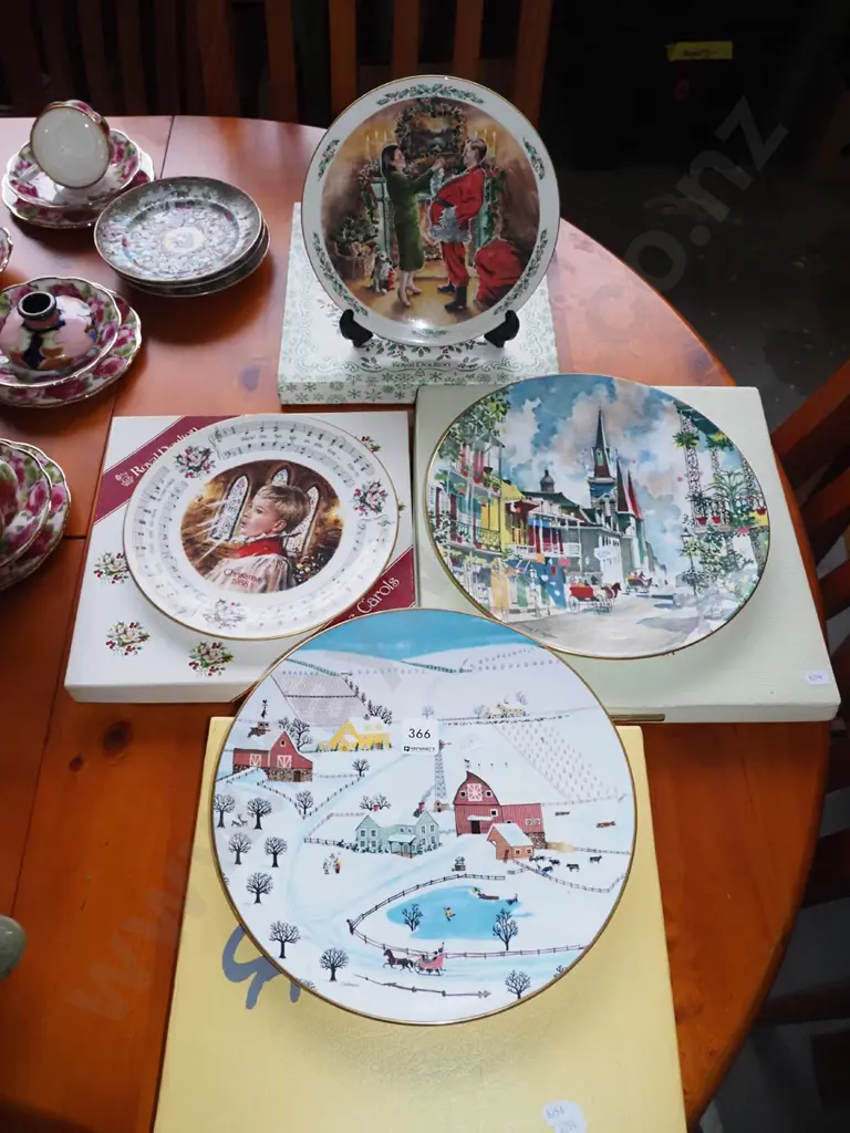 4 cased Christmas themed cabinet plates Image 1++