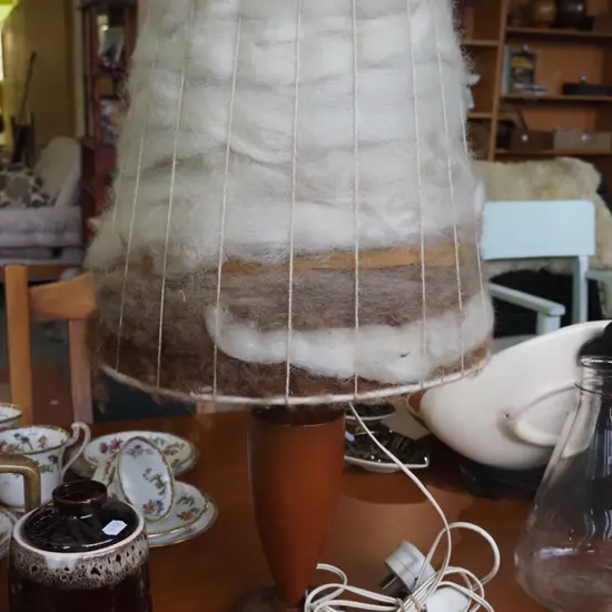 wood-based table lamp with natural wool shade H-580