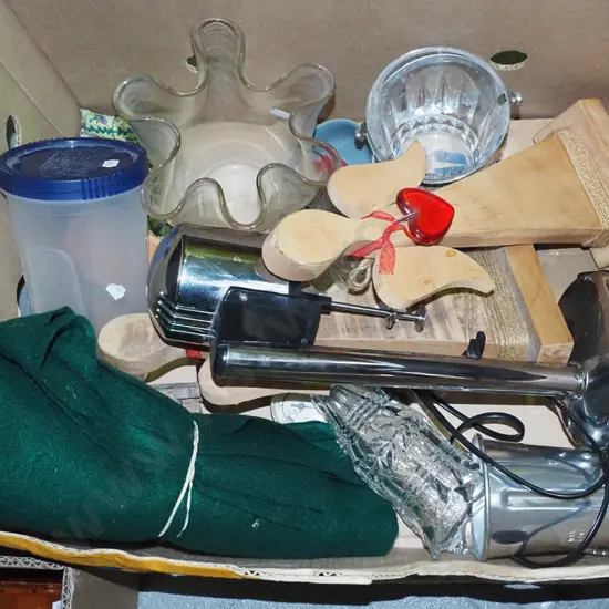 box; milkshake maker, ice bucket, green felt etc