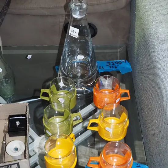 stoppered decanter, 6 plastic cups