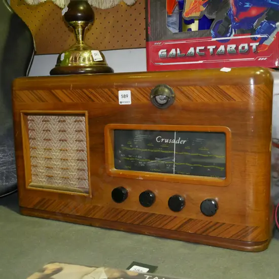 Crusader wood cased valve radio - powers up but needs an aerial