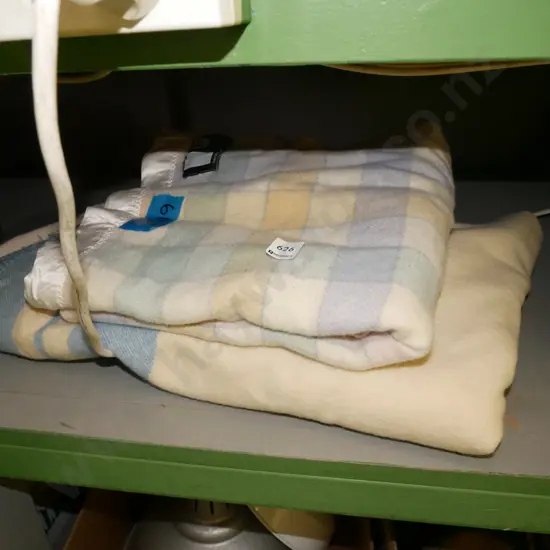 2 woollen blankets