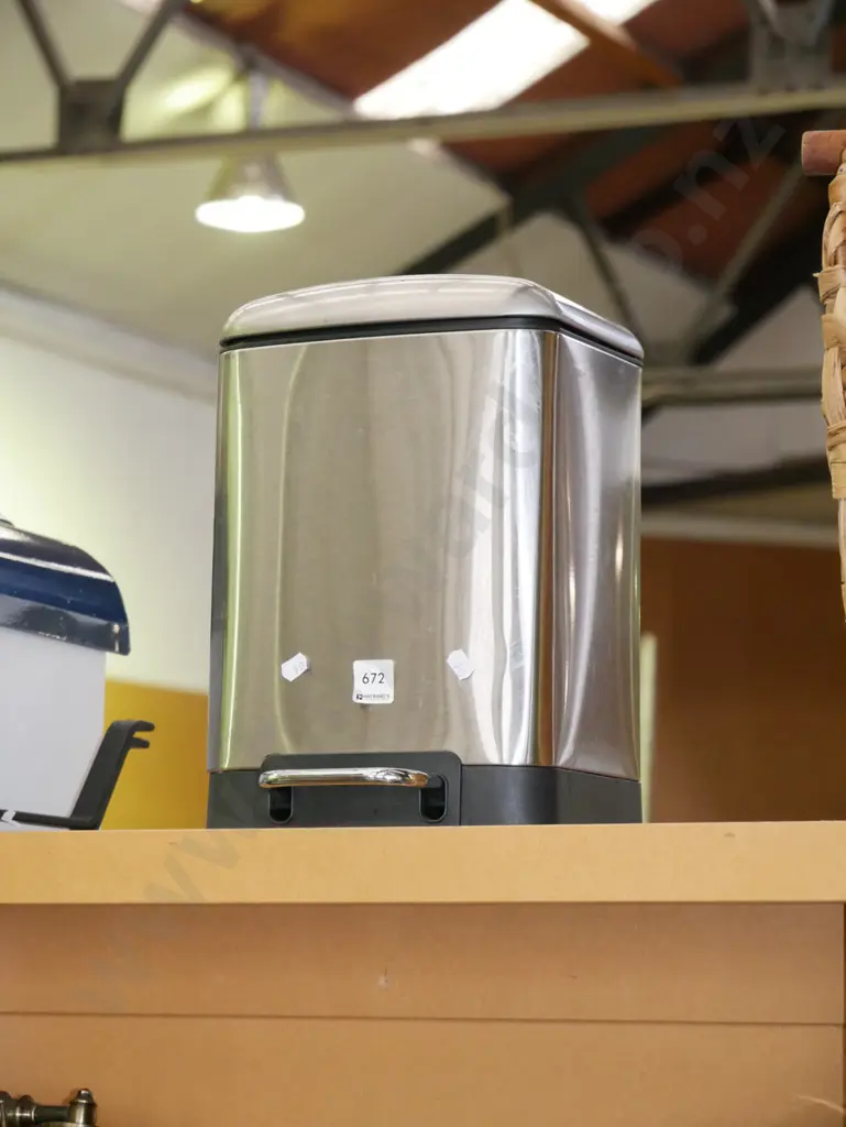 small metal flip top rubbish bin Image 1++