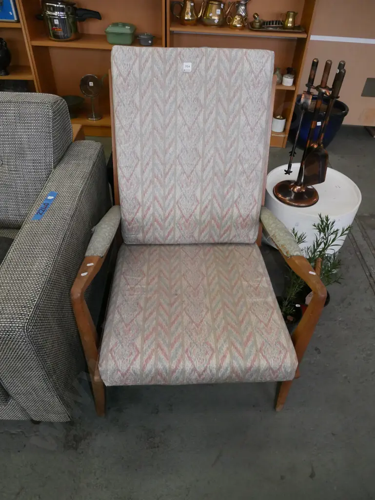 mid century arm chair, needs some attention Image 1++