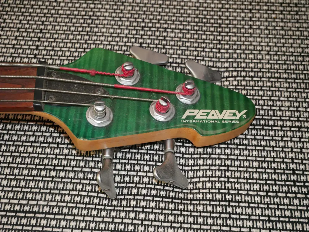 Peavey electric bass guitar with gig bag. One knob loose, needs attention. Image 1++
