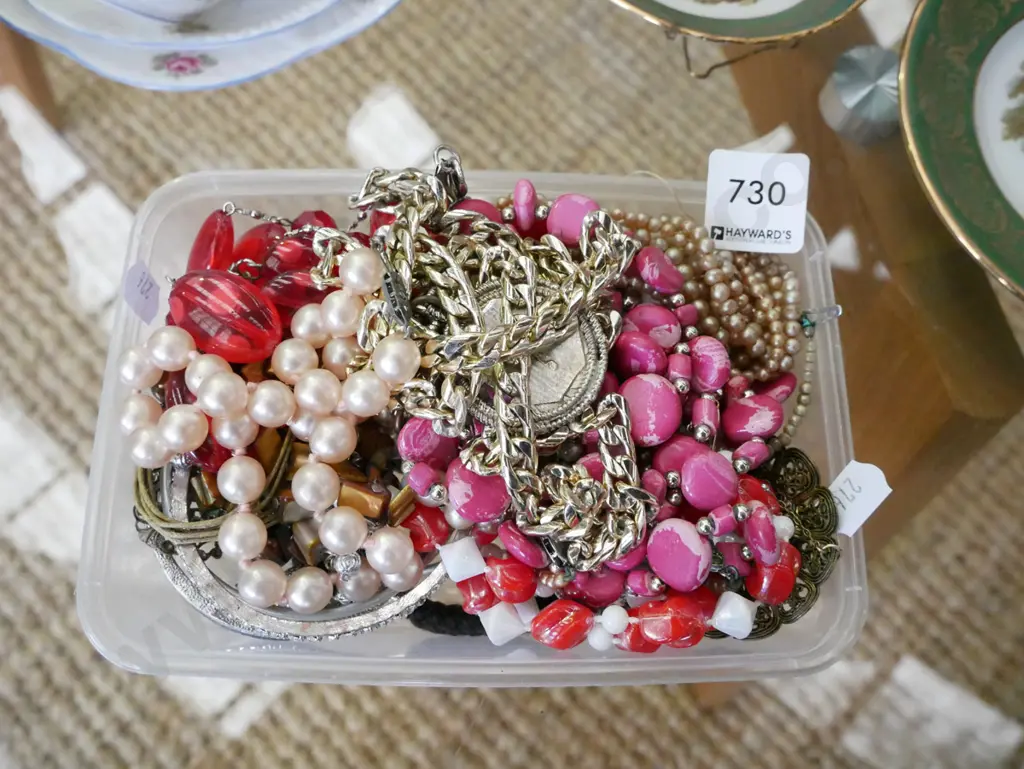 tray of costume jewellery Image 1++