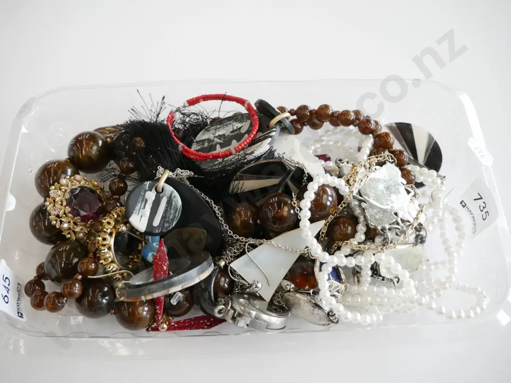 tray of costume jewellery Image 1++