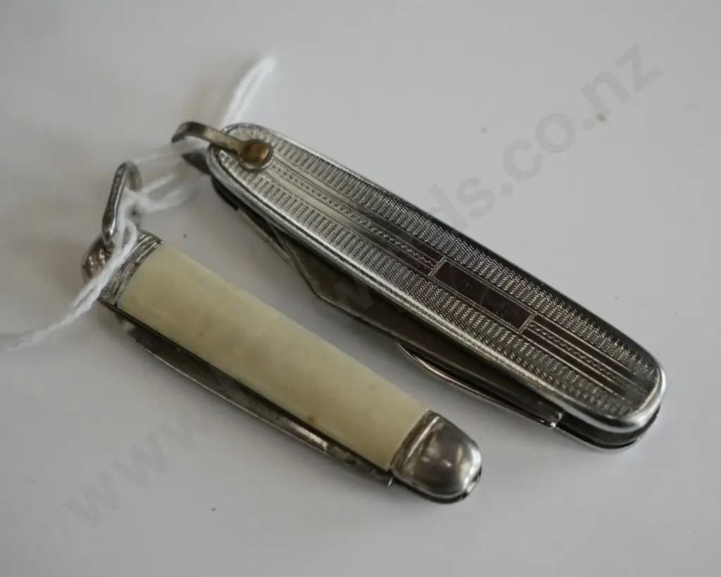 2 small vintage pocket knives Image 1++