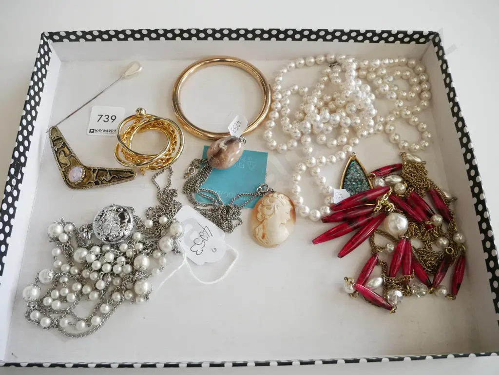 tray of costume jewellery Image 1++