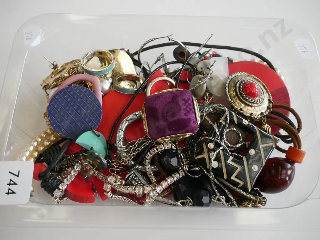 tray of costume jewellery Image 1++