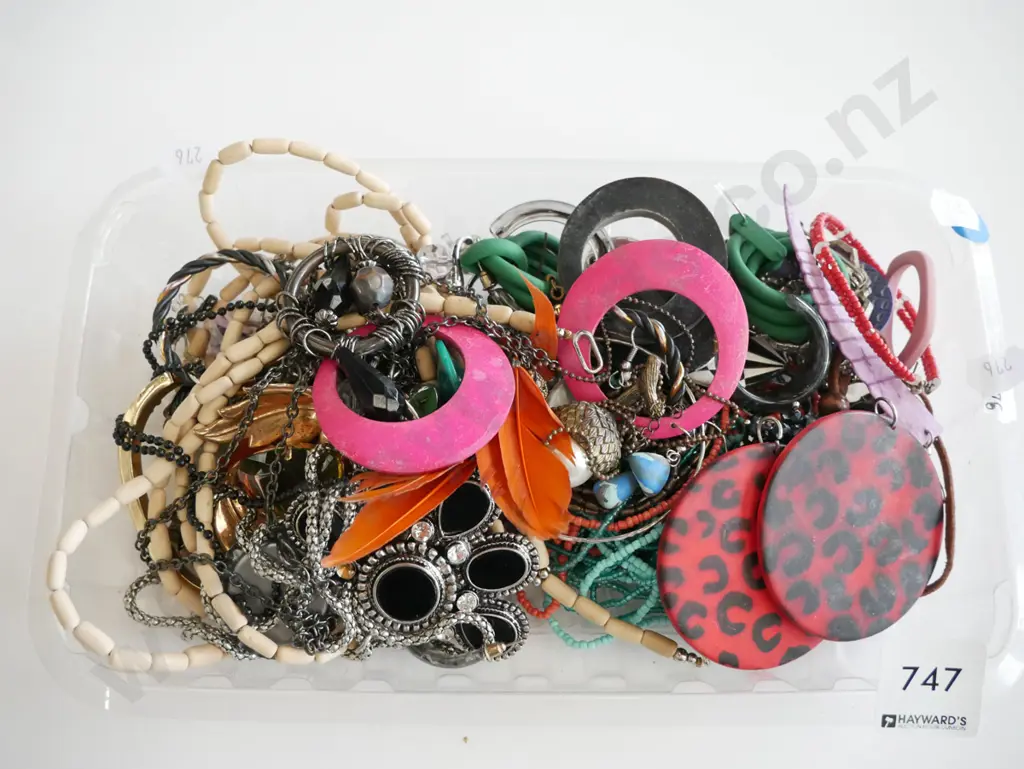 tray of costume jewellery Image 1++