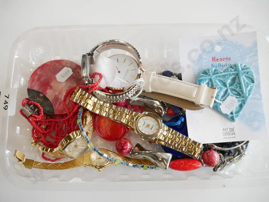 tray of costume jewellery Image 1++