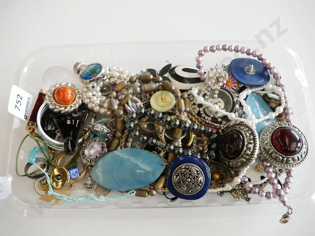 tray of costume jewellery  Image 1++