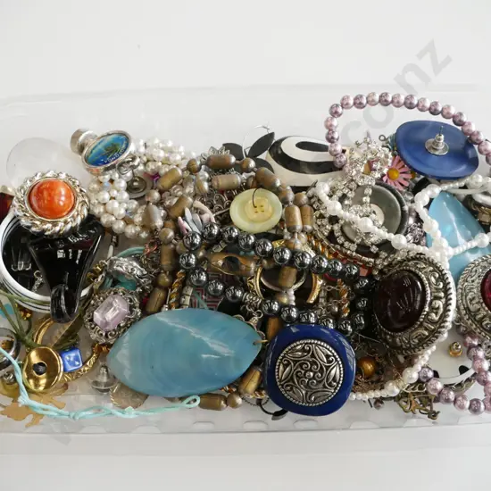 tray of costume jewellery 