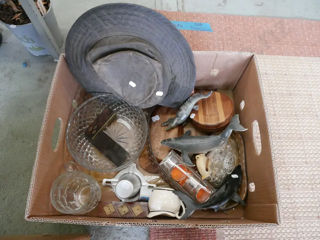 box; glass bowl, animal figurines, hat, napkin rings etc Image 1++