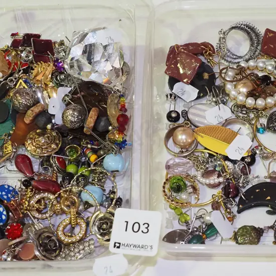 2x trays of costume jewellery
