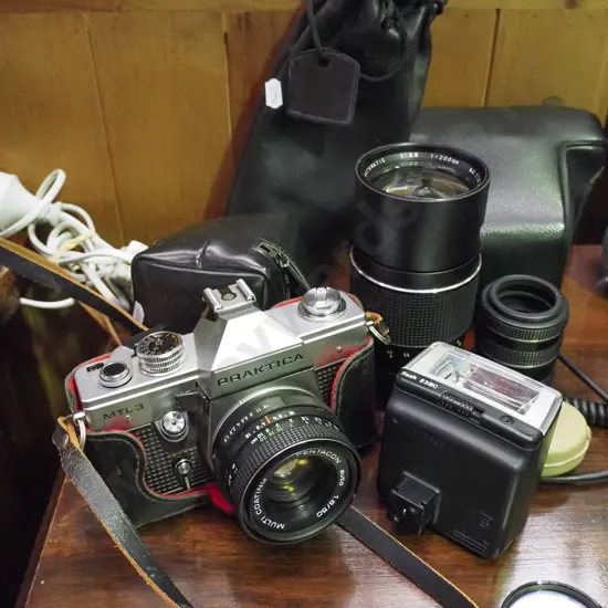 Praktica 35mm camera with additional flash and lens
