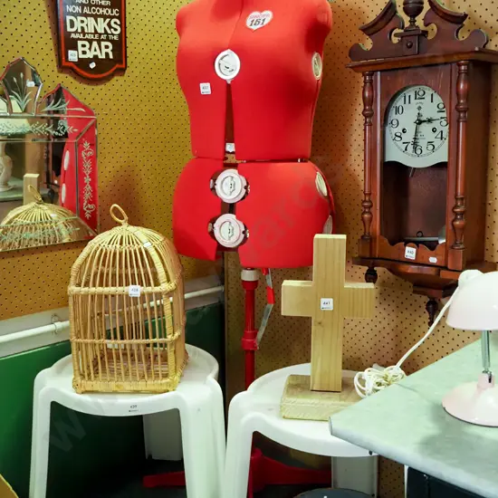 Singer adjustable dressmakers form on stand