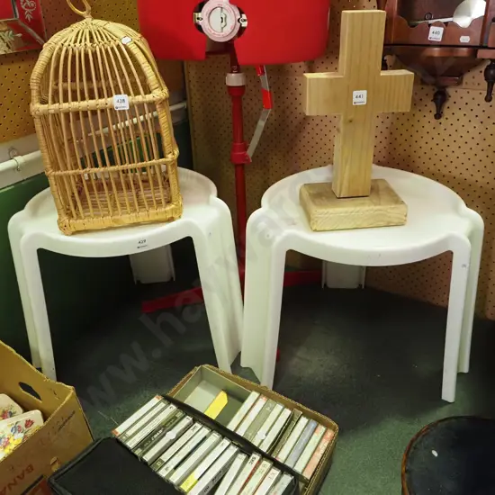 2x white plastic end tables H-400