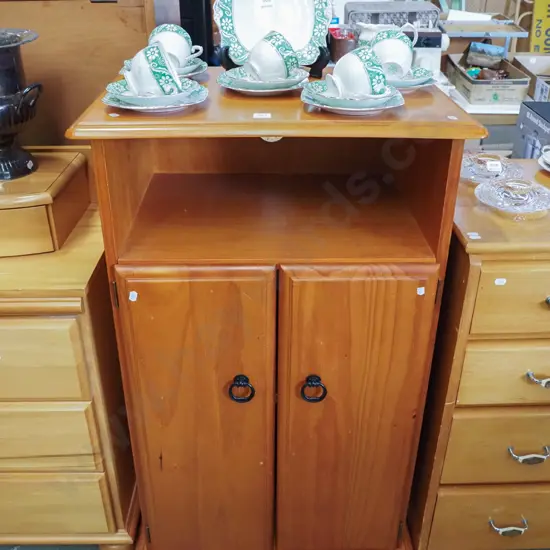 solid rimu 2 door cupboard with shelf H-1000 W-600 D-430