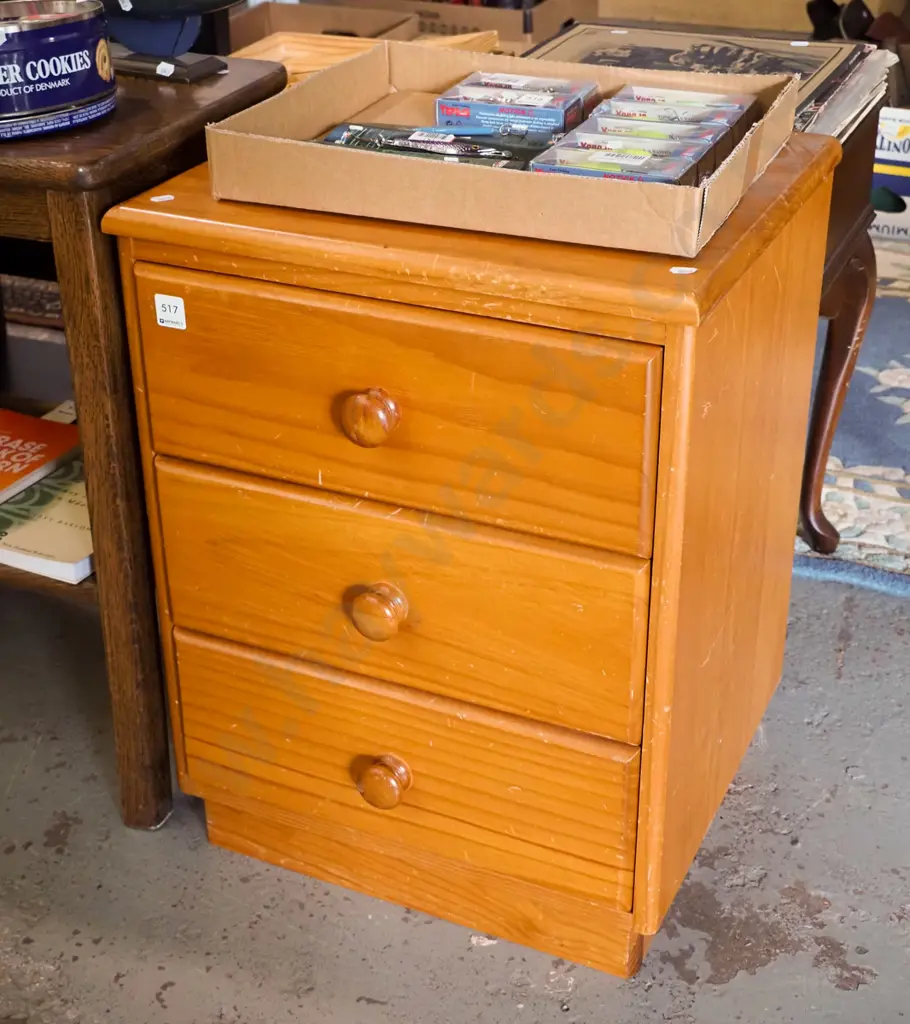 pine 3 drawer bedside cabinet Image 1++