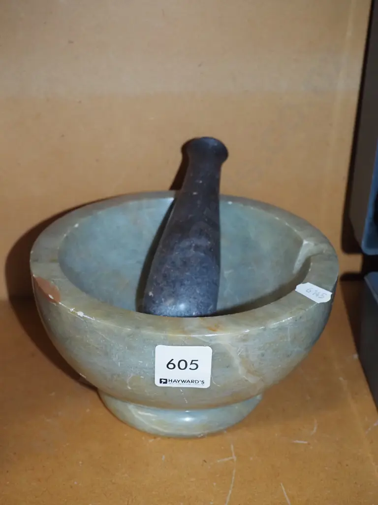 mortar and pestle Image 1++