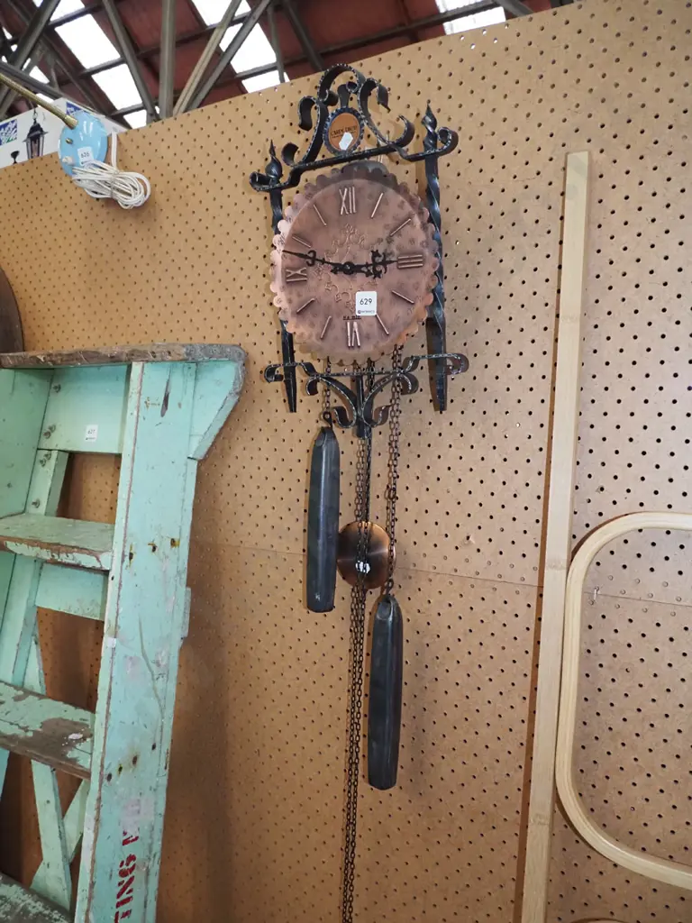 retro pendulum wall clock Image 1++