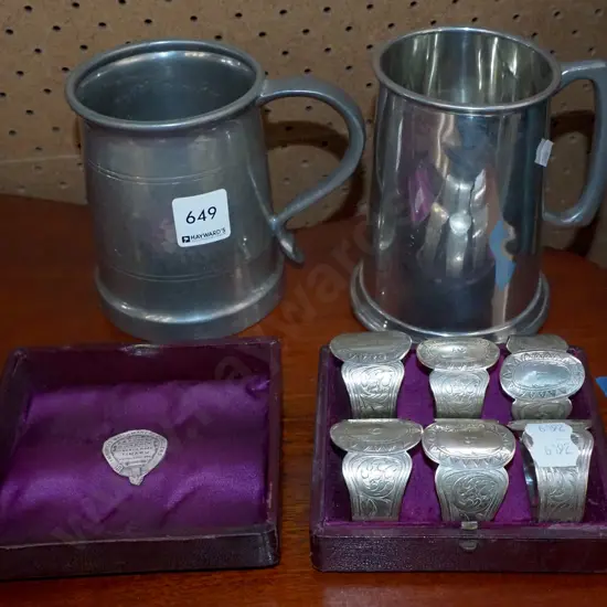 2x beer tankards, boxed napkin rings