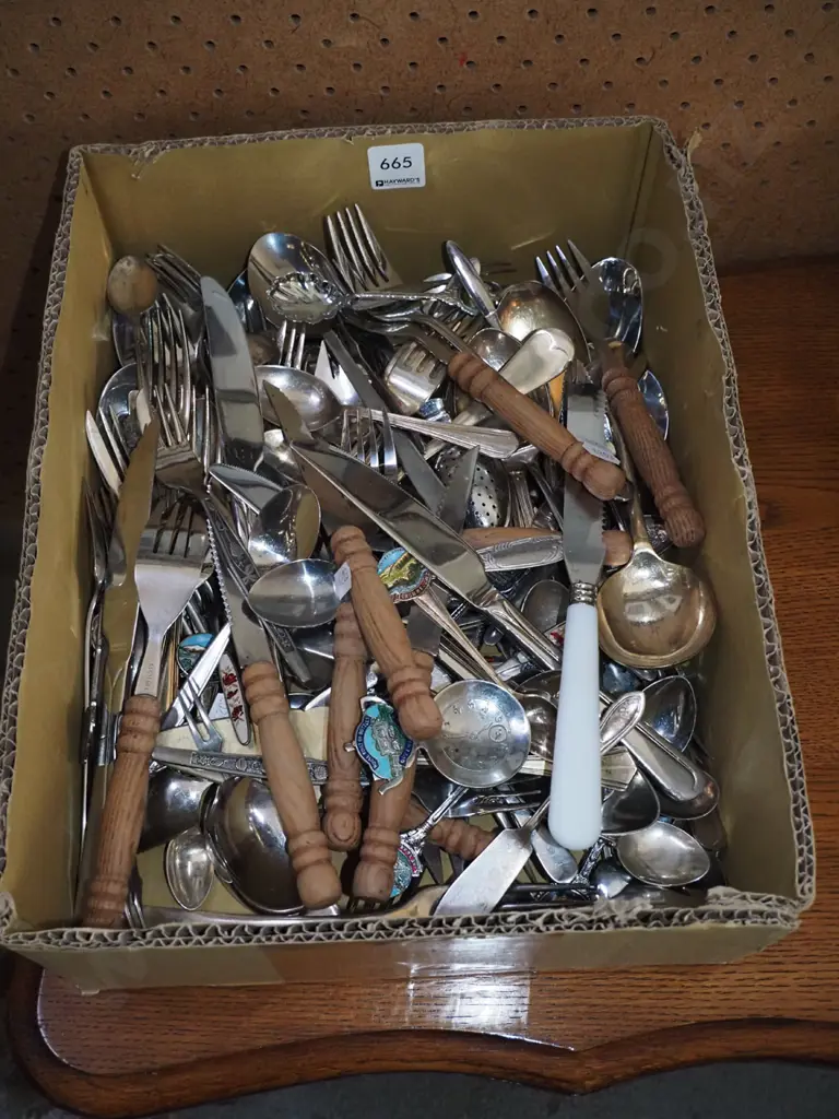 box of cutlery Image 1++