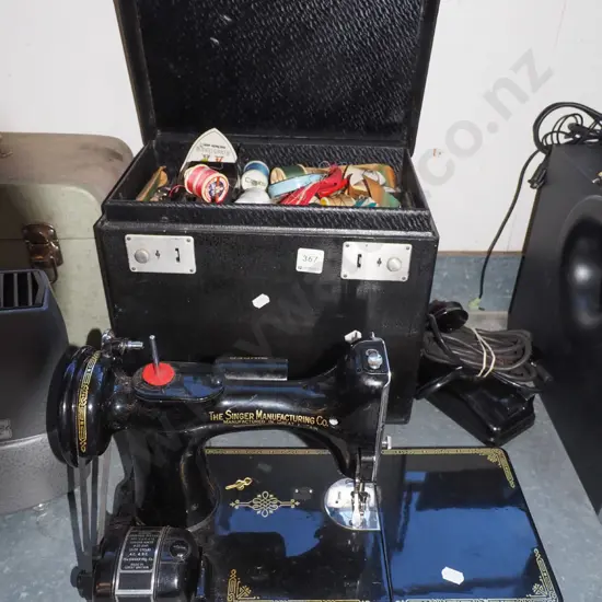 Singer table top sewing machine with carry case and accessories