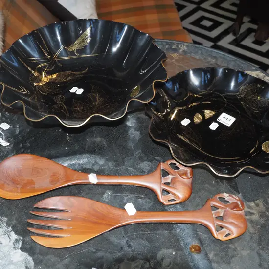 black and gold frilled bowls, 2x wooden salad servers