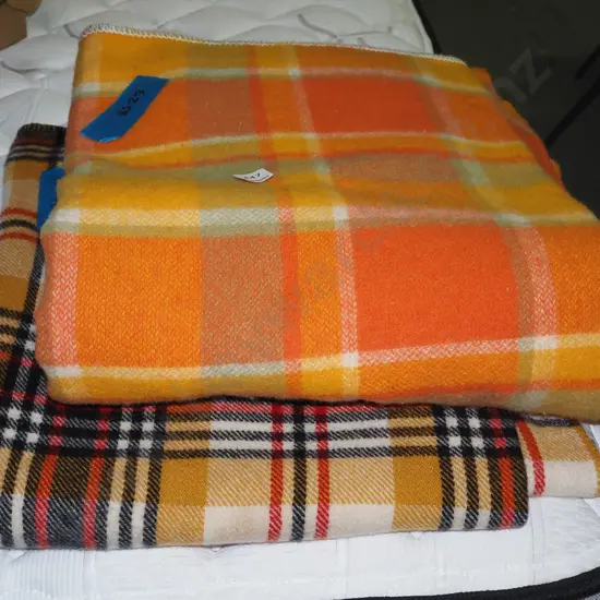 2x woollen blankets