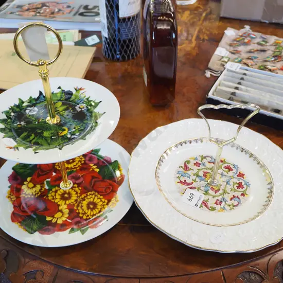 2x cake plates with handles