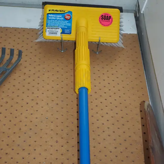 Raven telescopic window brush