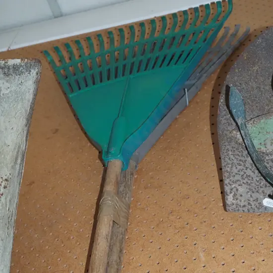 2x plastic handled rakes