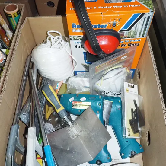 box; Renovator paint runner pro, ear muffs, battery drill setc