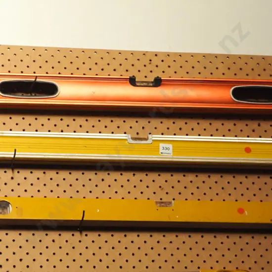 3x builder's levels - red dots