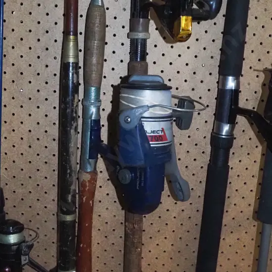 3x vintage fishing rods - 2 have reels - blue dots