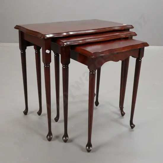 vintage set of 3 mahogany nesting tables with round tapered legs, pad feet, serpentine shaped tops. Larger H-510 W-550