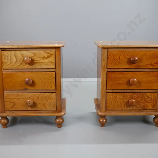 pair of oak and elm bedside 3-drawer chests with wooden knobs, turned bun feet - wear to top on one. H-650 W-540 D-400