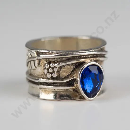 silver ring with blue stone stamped 750 & 925 - size 17 1/4