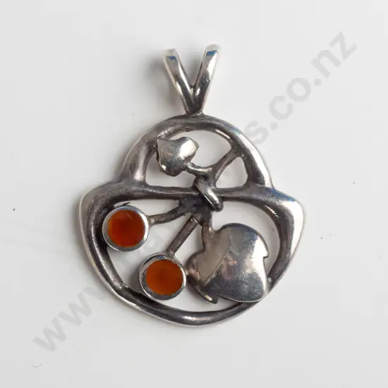 silver pendant stamped  925  no chain