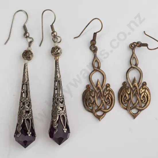2 pairs of drop earrings