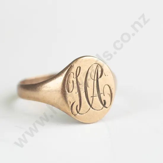 9ct gold signet ring 2.6 grams