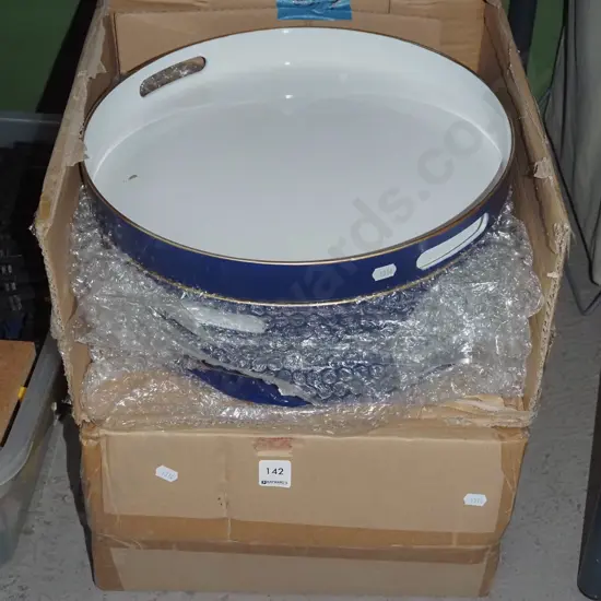 2x boxes of 4 blue and white plastic oval trays