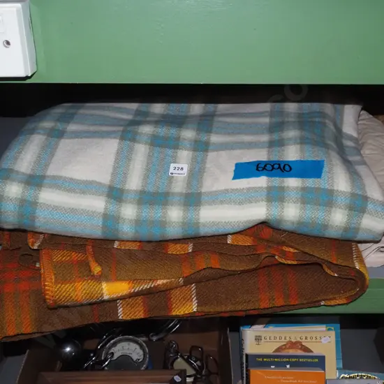 2x woollen blankets